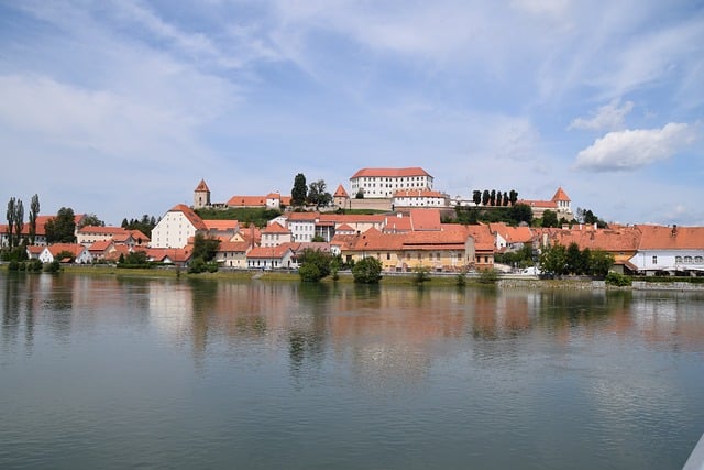 Ptuj-pogled čez dravo na ptujski grad